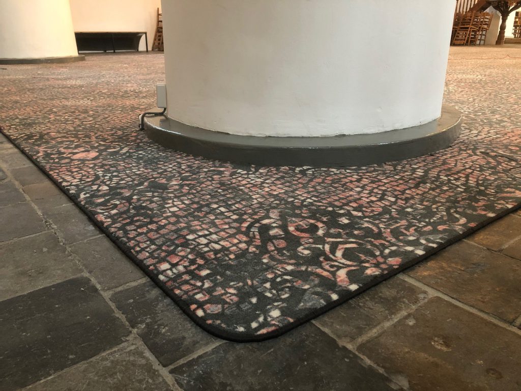 Joldersma Wonen werkt 600 jaar oude kerk af met Desso tapijt