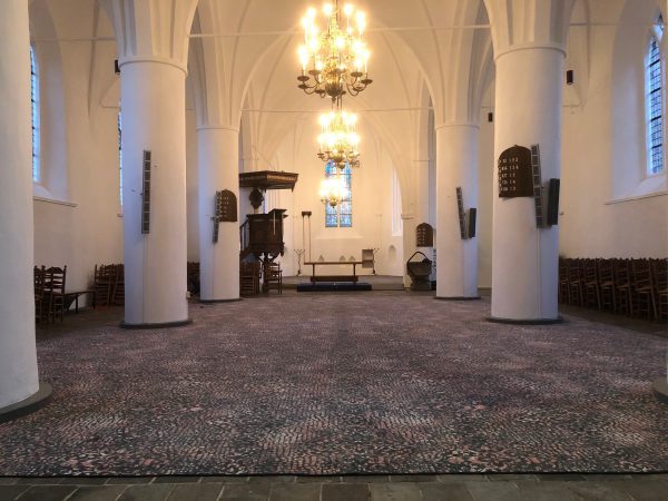 Joldersma Wonen werkt 600 jaar oude kerk af met Desso tapijt