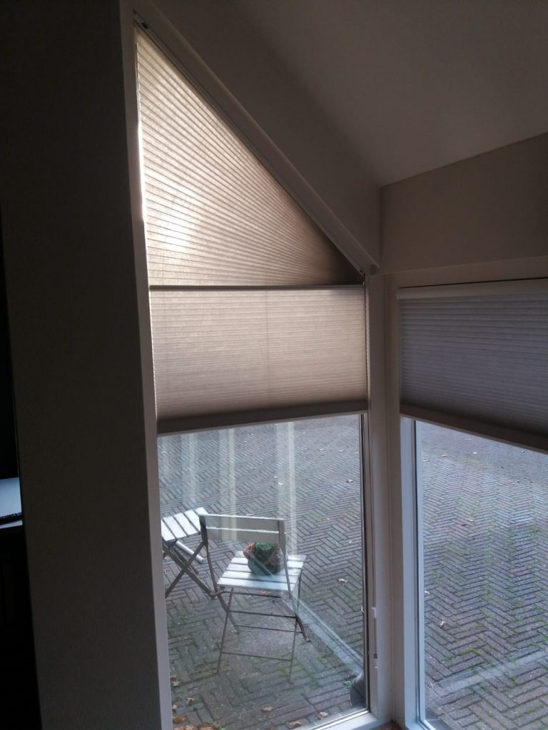 Zonwering voor schuine ramen gemonteerd in Schoonebeek