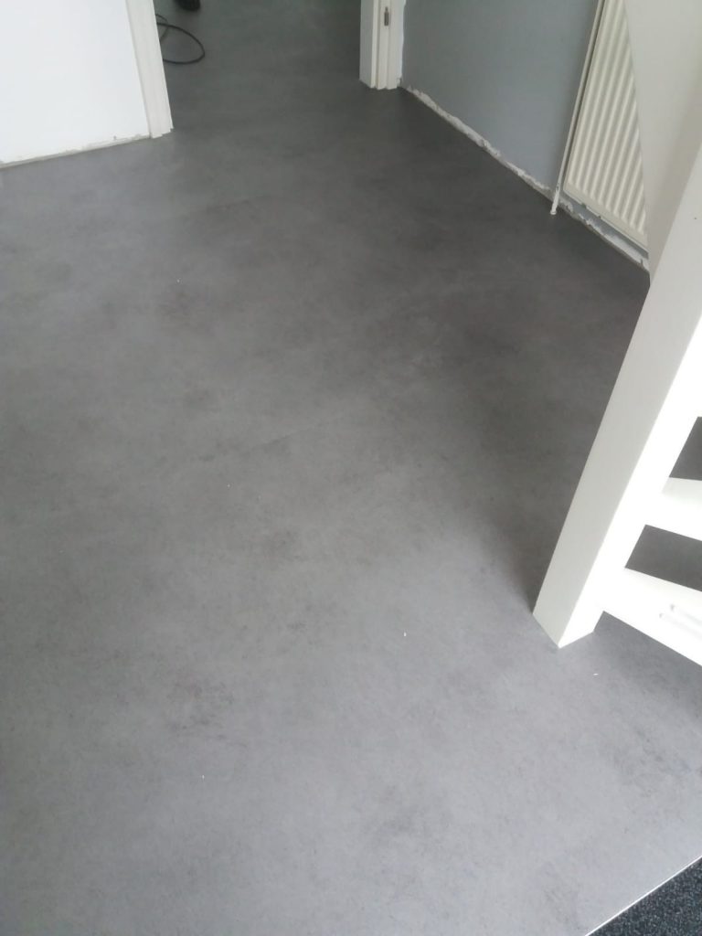 PVC vloer Forbo Allura beton tegel gelegd over tegelvloer in Schoonebeek