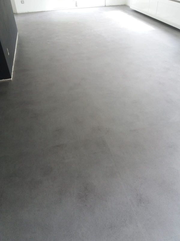 PVC vloer Forbo Allura beton tegel gelegd over tegelvloer in Schoonebeek
