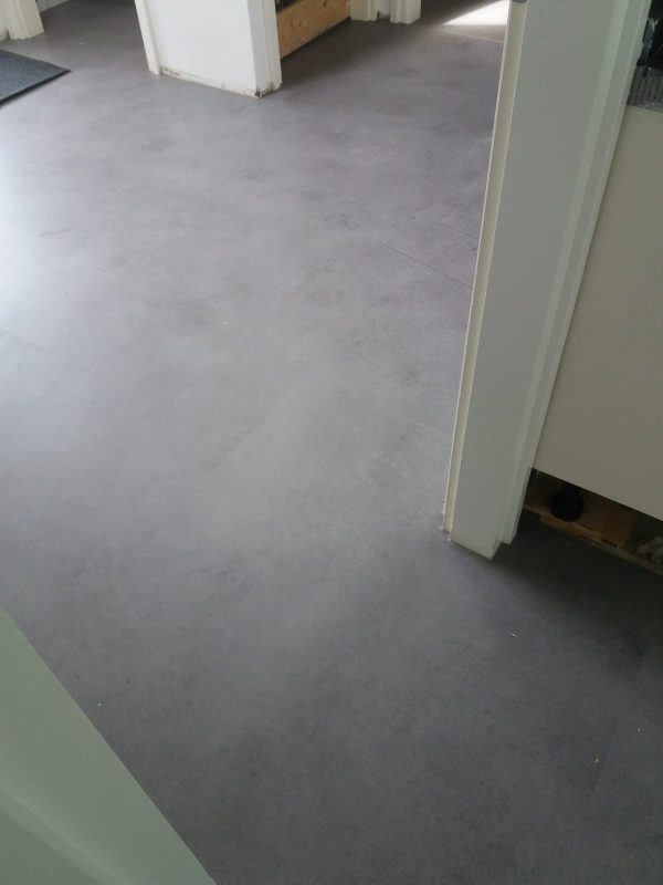 PVC vloer Forbo Allura beton tegel gelegd over tegelvloer in Schoonebeek
