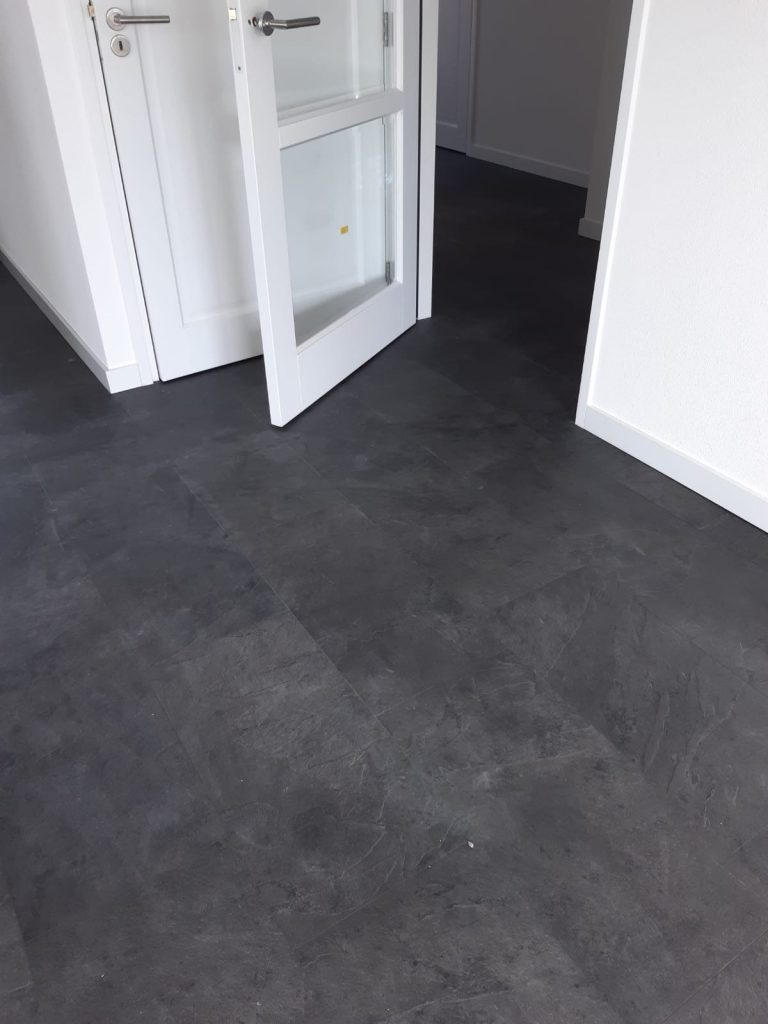 PVC Quick-Step Livyn tegel kleur leisteen zwart gelegd