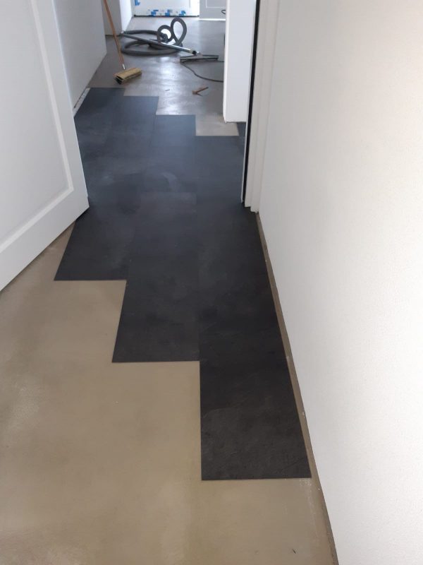 PVC Quick-Step Livyn tegel kleur leisteen zwart gelegd