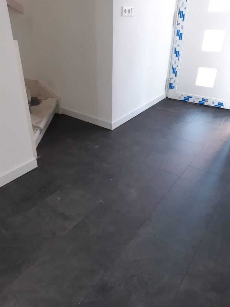 PVC Quick-Step Livyn tegel kleur leisteen zwart gelegd