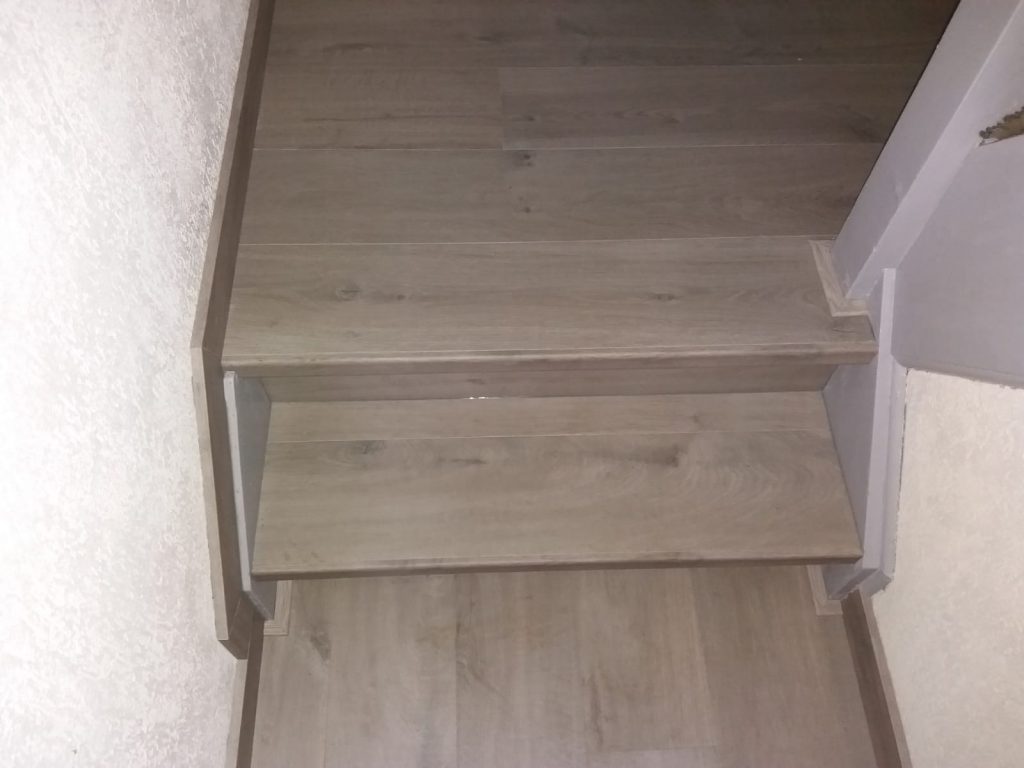 Quick-Step laminaat gelegd in kamer, hal en traptreden in Schoonebeek